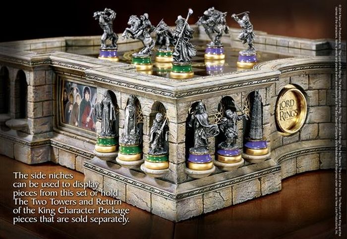 The Lord Of The Rings: Lord of the Rings Collector´s Chess ... ☞the 32 playing pieces are precise miniature sculptures in fine pewter of the actual cast members and each likeness is so realistic they were personally approved by the individual actor.