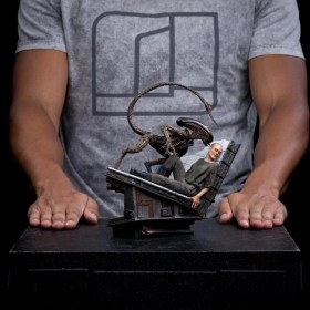 Ellen Ripley and Dog Alien Alien 3 Art 1/10 Scale Statue by Iron Studios