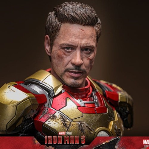 Iron Man Mark XLII (2.0) Deluxe Iron Man 3 Movie Masterpiece Diecast 1/6 Action Figure by Hot Toys