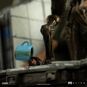 Ellen Ripley and Dog Alien Alien 3 Art 1/10 Scale Statue by Iron Studios