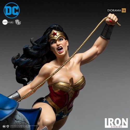 Wonder Woman Vs Darkseid (Ivan Reis) DC Comics 1/6 Diorama by Iron Studios