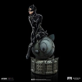Catwoman Batman Returns Legacy Replica 1/4 Statue by Iron Studios