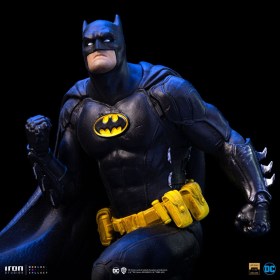 Batman Deluxe (Black Version Exclusive) DC Comics BDS Art 1/10 Scale Statue by Iron Studios