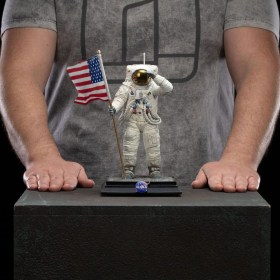 Apollo 11 Astronaut NASA Art 1/10 Scale Statue by Iron Studios