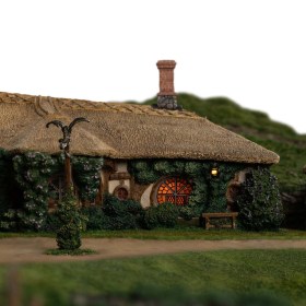 The Green Dragon Inn Lord of the Rings Statue by Weta Workshop
