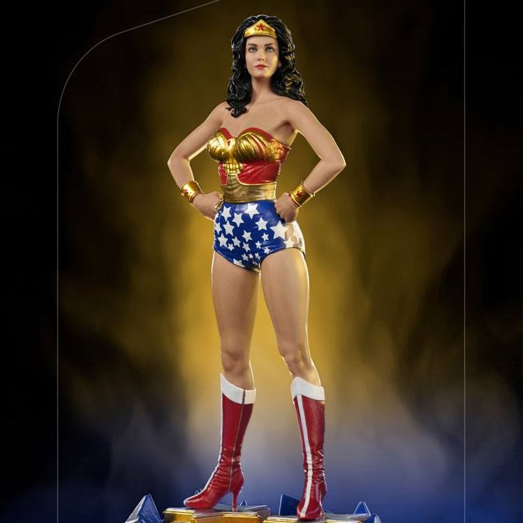 Wonder Woman | Vintage Pose with Lasso Postcard | Zazzle | Wonder woman, Wonder  woman comic, Wonder
