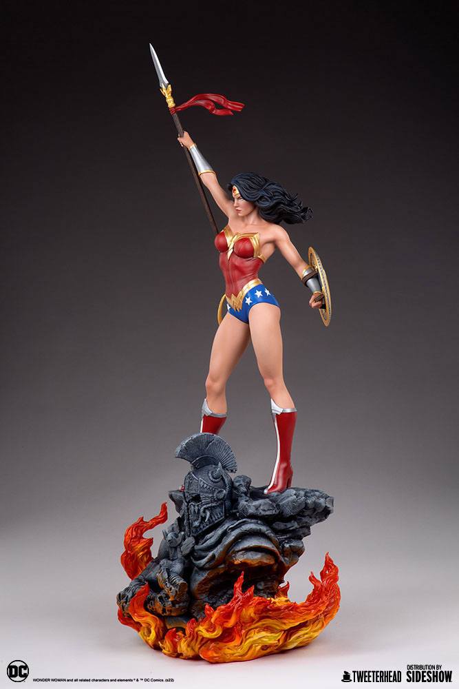 Queen Studios - DC Comics Wonder Woman 1:4 Scale Statue Figurine